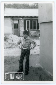 1978/9. Andrzej Bryś w mundurze harcerskim, na posesji Państwa Bryś 